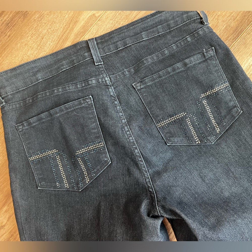 NYDJ jeans in Beautiful Preowned condition with a sparkle butt size 10 - Picture 2 of 13